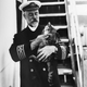 Imagen: el capitán A. J. Hailey con un gato de embarcación. Wikimedia Commons
